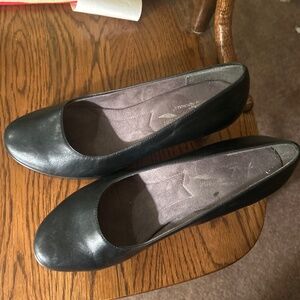100) 2 by AEROSOLLS women’s comfy shoes with Hillcrest padded pumps, black size